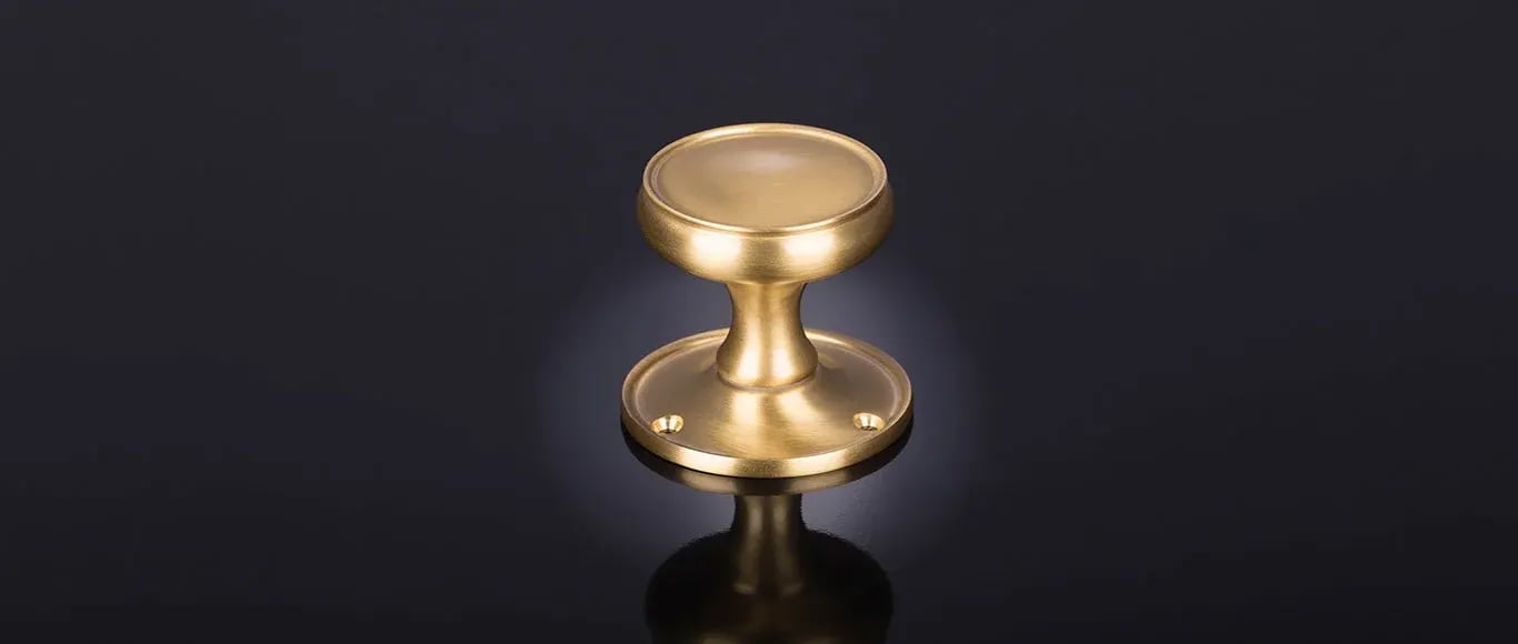 Traditional flt faced knob by Frank Allart